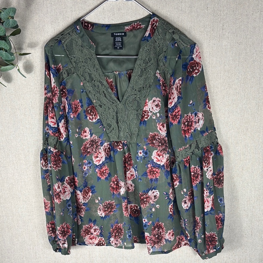 Torrid > Green Floral Sheer Lace Trim Blouse 00 - Picture 6 of 9